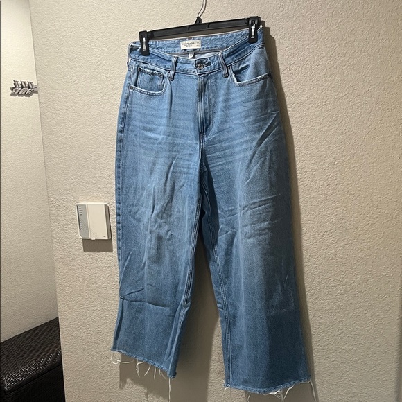 Abercrombie & Fitch - Curve Love High Rise Cropped Wide Leg Jeans - Picture 2 of 9